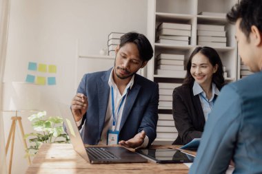 Zeki iş adamı ve iş kadını masadaki grup toplantılarında, stratejik planlama, iş birliği ve beyin fırtınası, ofis arkadaşlarıyla sorun çözme konularını tartışıyor..