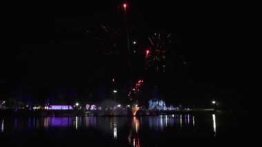 Altın havai fişekler aslında gece gökyüzünde Bokeh ışıklarıyla parlıyorlar. Havai fişekler eski yıla veda etmek ve yeni yıla hoş geldin demek için kutlama gösterisi yapıyor. Video 4