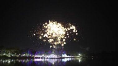 Altın havai fişekler aslında gece gökyüzünde Bokeh ışıklarıyla parlıyorlar. Havai fişekler eski yıla veda etmek ve yeni yıla hoş geldin demek için kutlama gösterisi yapıyor. Video 4
