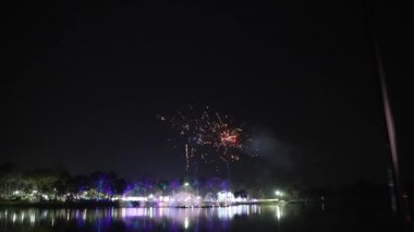 Altın havai fişekler aslında gece gökyüzünde Bokeh ışıklarıyla parlıyorlar. Havai fişekler eski yıla veda etmek ve yeni yıla hoş geldin demek için kutlama gösterisi yapıyor. Video 4