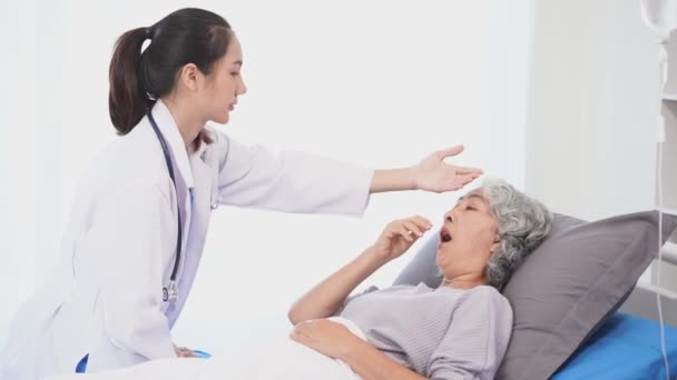 亚洲护理护士在医院病床上检查老年亚洲女性病人 有吸引力的护理人员在诊所为年老的祖母提供支持 建议和咨询 — 图库视频影像