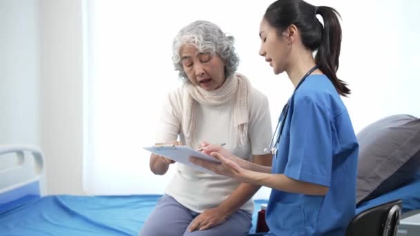 Asian Care Nurse Checks Senior Asian Female Patient Hospital Bed — Stock Video