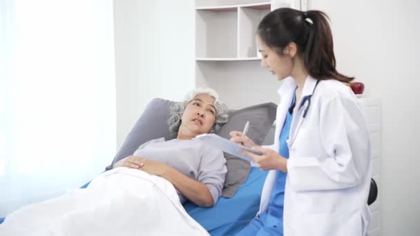 Infirmière Asiatique Vérifie Patiente Asiatique Âgée Sur Lit Hôpital Soutien — Video