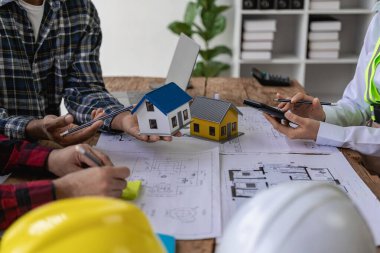 İnşaat işçileri ve mühendislerden oluşan bir ekip, ev inşaatını planlamak ve bir ofis yenileme projesi planlamak için bir araya geliyor. Müteahhit mimarla konuşur ve işi yakın mesafeden tartışır..