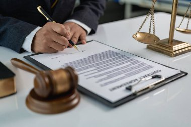 Adalet ve hukuk kavramı mahkeme salonunda çekiç ve adalet terazisiyle masaya bilgisayar ve klavye ile çalışan erkek yargıç kavramı, hukuki danışmanlık kavramı yakın çekim resimleri