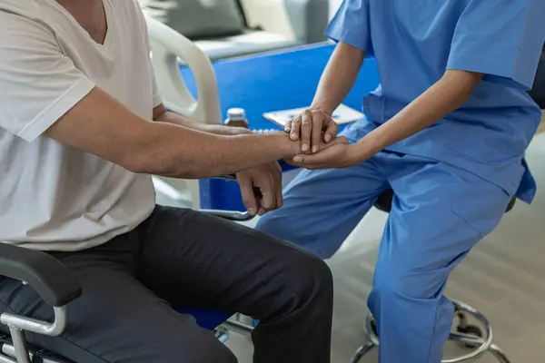 Asyalı kadın doktor ve hemşire hastane yatağında yatan genç erkek hastayı, tıbbi konsepti, sağlık hizmetlerini ve