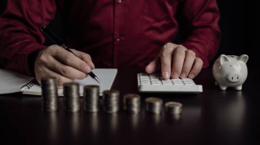 Emeklilik fonlarının gelecekteki finansal hazırlıkları için planlama Geleceğin Risk Yönetimi Tasarruf hesabı İnsan eli ahşap bir masada bir kumbara tutuyor Para ve finans kavramından tasarruf