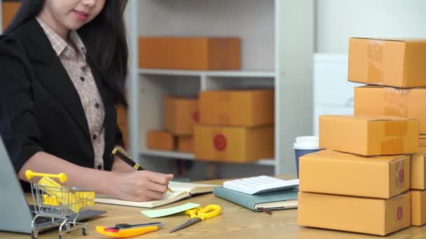 Küçük Bir Kuruyorum Asyalı Kadın Kobi Sahibi Internetten Siparişleri Kontrol — Stok video