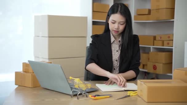 Empezar Pequeño Negocio Mujer Asiática Propietaria Pyme Comprueba Pedidos Línea — Vídeos de Stock