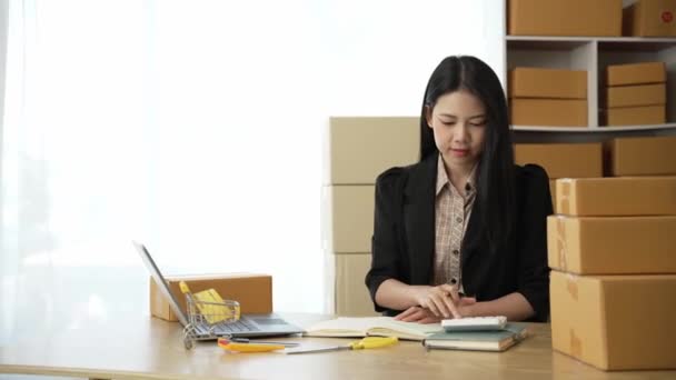 Empezar Pequeño Negocio Mujer Asiática Propietaria Pyme Comprueba Pedidos Línea — Vídeo de stock