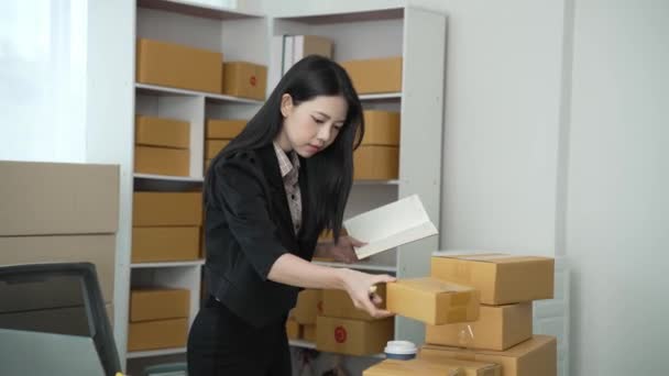 创办一个小企业 亚洲妇女中小企业业主检查网上订单 销售与盒子一起工作的产品 在家里自由职业 网上商店 中小型企业 4K视频 — 图库视频影像