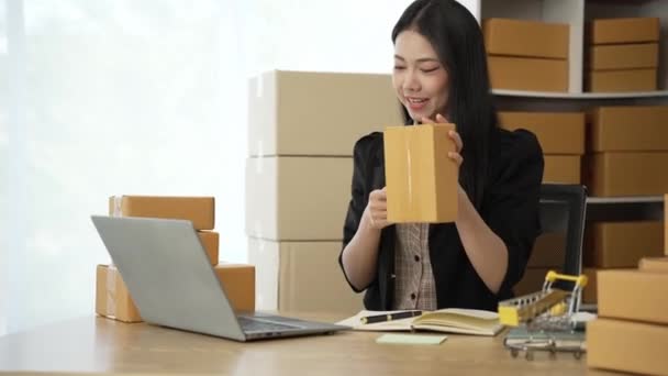 Rozjíždím Malý Podnik Asijská Žena Sme Majitel Kontroluje Online Objednávky — Stock video