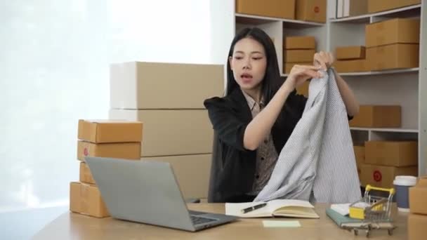 Починаємо Малий Бізнес Азіатська Жінка Власник Мсп Перевіряє Онлайн Замовлення — стокове відео