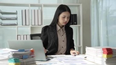 Genç Asyalı iş kadını istatistik planlama yapıyor ve elinde grafik tableti, grafik tableti ve not alıyor. Finansal istatistik başarı konsepti, 4k video
