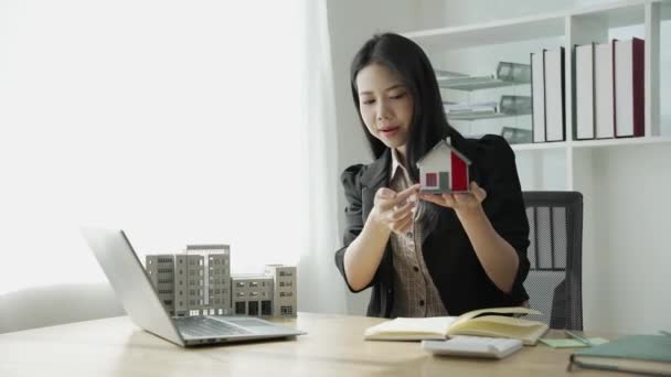 一位年轻的亚洲房地产经纪人向客户解释了细节 并提供了关于分期付款买房子的信息 房地产交易概念网上咨询概念4K视频 — 图库视频影像