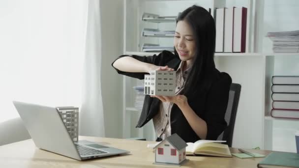 Giovane Agente Immobiliare Asiatico Spiega Dettagli Clienti Presenta Informazioni Sull — Video Stock