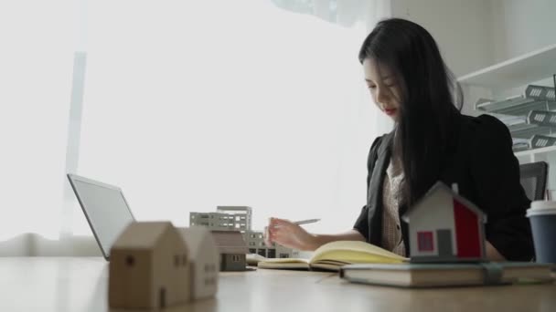 Молодий Азіатський Агент Нерухомості Пояснює Подробиці Клієнтам Представляє Інформацію Про — стокове відео