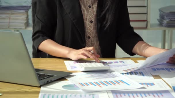 Ofiste Belgelerle Uğraşan Genç Kadın Muhasebeci Mali Hesaplamalar Hesap Makinesi — Stok video