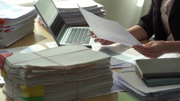 在办公室从事文件 财务计算 使用计算器 阅读文件以及会计和分析办公室财务预算工作的年轻女会计师 — 图库视频影像
