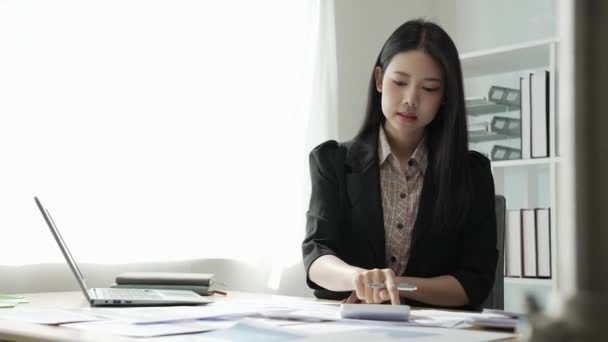 アジアの若いビジネス女性は 統計計画を行い チャート グラフタブレット スタッフがノートを取っています 財務統計の成功コンセプト 4Kビデオ — ストック動画