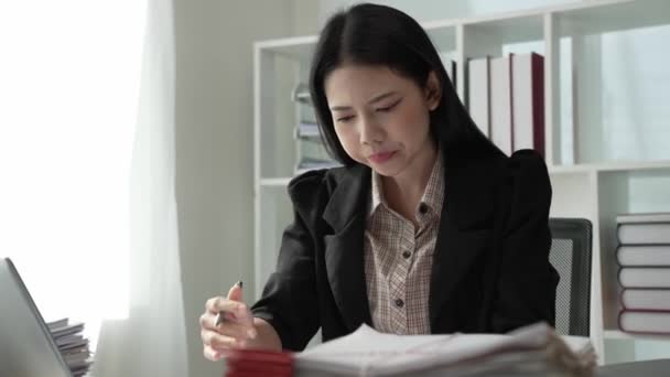 Femeie Afaceri Asiatică Tânără Care Face Statistici Planificare Deține Diagramă — Videoclip de stoc