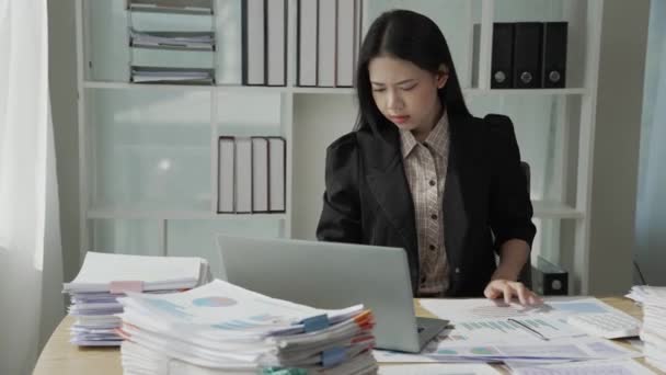 Usmívající Spokojená Asijská Podnikatelka Těší Dobrou Práci Vypněte Notebook Uvolněte — Stock video
