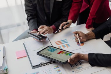 Satış büyüme grafiğini açıklarken başarılı bir sunumdu. İyi sonuçlar hakkında rapor. Çok ırklı çalışanlar konferans salonunda iş ekibiyle birlikte. Yakın çekim.