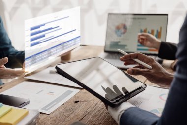 Satış büyüme grafiğini açıklarken başarılı bir sunumdu. İyi sonuçlar hakkında rapor. Çok ırklı çalışanlar konferans salonunda iş ekibiyle birlikte. Yakın çekim.