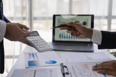 İki iş ortağı, bütçe toplantısında mali ve şirket planlama grafiklerini görüştü, yakın plan görüşü