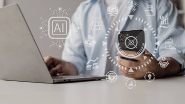 Sanal bir küresel şekil diyagramında internet ve sosyal ağları dijital pazarlama medya kavramı olarak gösteren tablet bilgisayar kullanan bir işadamı. Mavi ışık dalgaları ve akıllı telefon kullanan iş adamları.