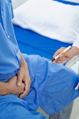 Büyümüş prostat hastalığı olan erkekler muayene edilmeli ve bir doktor tarafından muayene edilmelidir. Doktor hastanın sağlık durumunu soruyor ve ona sağlık tavsiyesi veriyor. Yakın plan resimler.