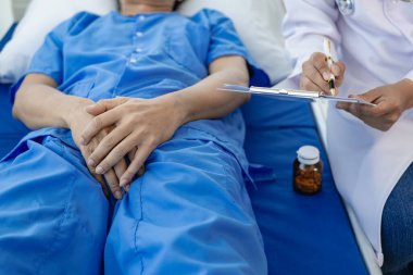 Büyümüş prostat hastalığı olan erkekler muayene edilmeli ve bir doktor tarafından muayene edilmelidir. Doktor hastanın sağlık durumunu soruyor ve ona sağlık tavsiyesi veriyor. Yakın plan resimler.