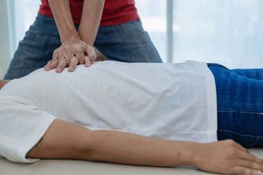 Birdenbire nefes almayı kesen insanlar için suni teneffüs. Çünkü şirketten eğitim aldık. Böylece tüm çalışanlar aniden güvenli ve yakın çekimde nefes almayı kesen insanlara kalp masajı yapabilecekler.