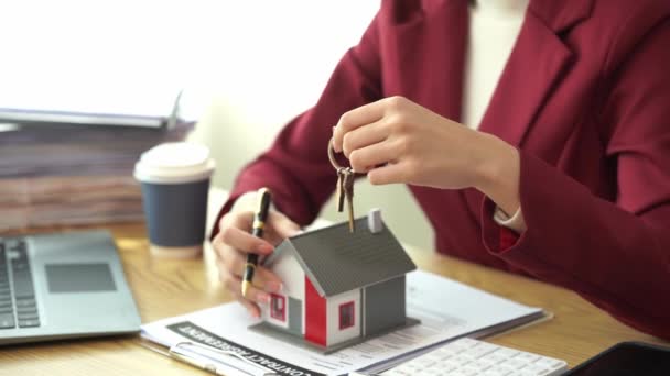 Junge Asiatische Immobilienmaklerinnen Berechnen Mit Einem Haushaltsrechner Für Den Eigenheimkauf — Stockvideo