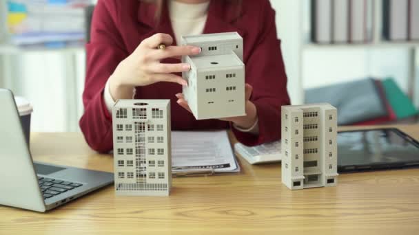 Молода Азіатська Жінка Агент Нерухомості Використовує Калькулятор Купівлі Будинку Обчислює — стокове відео