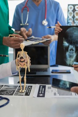 Masalardaki beyin fırtınası ve planlama doktorları, hemşireler ve bilgisayarlar hakkında konuşmak için ofis ekibinin tıbbi toplantısı ve dizüstü bilgisayarı birlikte çalışmanın çeşitliliğini gösteriyor. Yakın plan resimler.