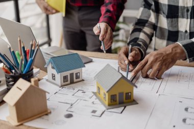 İnşaat mühendislerinden oluşan bir ekip bir bina ya da inşaat mimarisi planlıyor. Takım liderliği ya da bir tasarımcının bir toplantıda kat planı fikirlerini tartışması ya da tartışması..