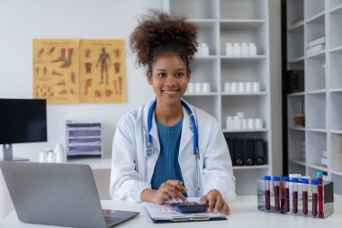 Araştırma laboratuarı tıp laboratuvarında incelenmek üzere kan damarı tutan araştırmacının elinde, doktor, analiz ile lipit test tüpü ile kan örneği tüpü tutuyor.