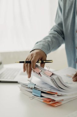 İş adamı analiz planı muhasebeci mali raporları hesaplar. Bilgisayarda grafikler, iş konseptleri, finans ve muhasebe, bütçe ve kredi kağıtları bulunur. Yakın plan, dikey bir fotoğraf çekin..