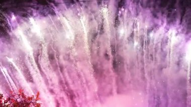 Gerçek Havai fişekler, gece gökyüzünde Bokeh ışıkları ile parlayan gerçek altın havai fişeklerin görüntüsünü bulanıklaştırdı. Güzel havai fişek gösterisi, havai fişek kutlaması