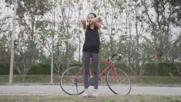 Mujer Asiática Felizmente Monta Una Bicicleta Para Hacer Ejercicio Parque — Vídeos de Stock