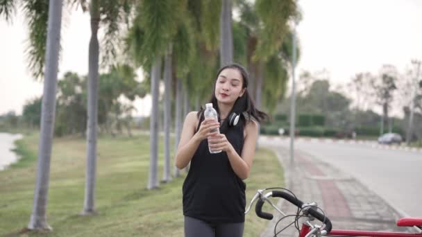 Azjatka Szczęśliwie Jeździ Rowerem Parku Plecakiem Plecach Wideo — Wideo stockowe