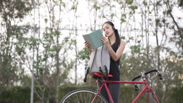 Ázsiai Boldogan Biciklizik Hogy Parkban Gyakoroljon Hátizsákkal Hátán Videó — Stock videók