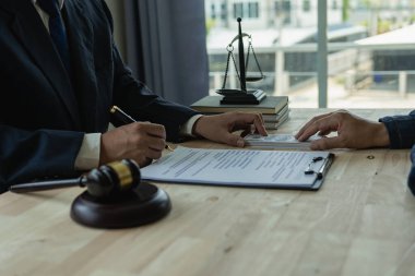 Yargıç Çekiç ve Adalet Avukatı, hukuk bürosunda takım toplantısı yapıyor. Erkek işadamı ve avukat, yakın dönemde, müvekkil hukukuyla takım toplantısını tartışıyor.