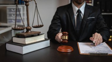Adaletin terazisi. Avukat arkada. Yargı konsepti. Avukat, zaman aşımı kanununu okuyor. Bir erkek avukat ve bir iş müvekkili arasındaki danışma.