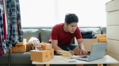 Çevrimiçi mağaza sahipleri müşterilerle siparişleri onaylamak ve paket kutularda taşımacılık için ürünleri paketlemek için İnternet sitelerinden gelen siparişleri kontrol ediyorlar. KOBİ konsepti çevrimiçi ürün satıyor