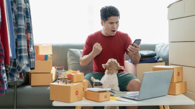 Çevrimiçi mağaza sahipleri müşterilerle siparişleri onaylamak ve paket kutularda taşımacılık için ürünleri paketlemek için İnternet sitelerinden gelen siparişleri kontrol ediyorlar. KOBİ konsepti çevrimiçi ürün satıyor