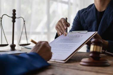 Çevrimiçi mağaza sahipleri müşterilerle siparişleri onaylamak ve paket kutularda taşımacılık için ürünleri paketlemek için İnternet sitelerinden gelen siparişleri kontrol ediyorlar. KOBİ konsepti çevrimiçi ürün satıyor