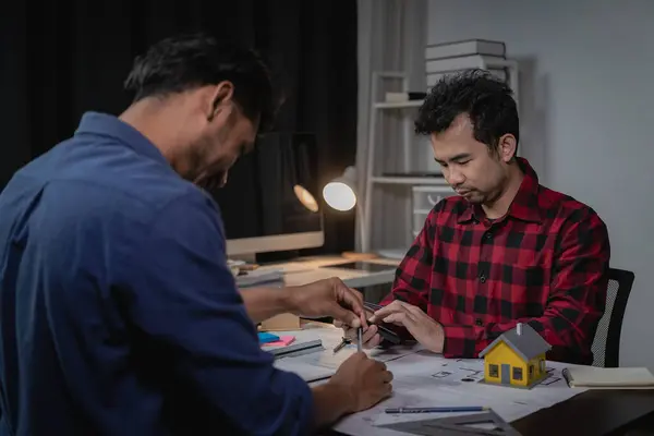 Dva Asijští Profesionální Inženýři Diskutují Stavebních Plánech Sobě Žluté Košile — Stock fotografie