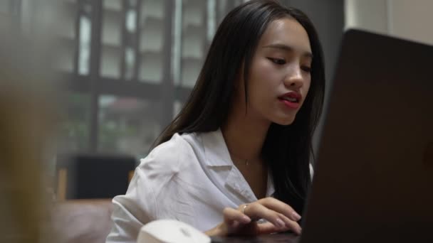 Chica Asiática Que Trabaja Una Cafetería Con Ordenador Portátil Conectado — Vídeos de Stock